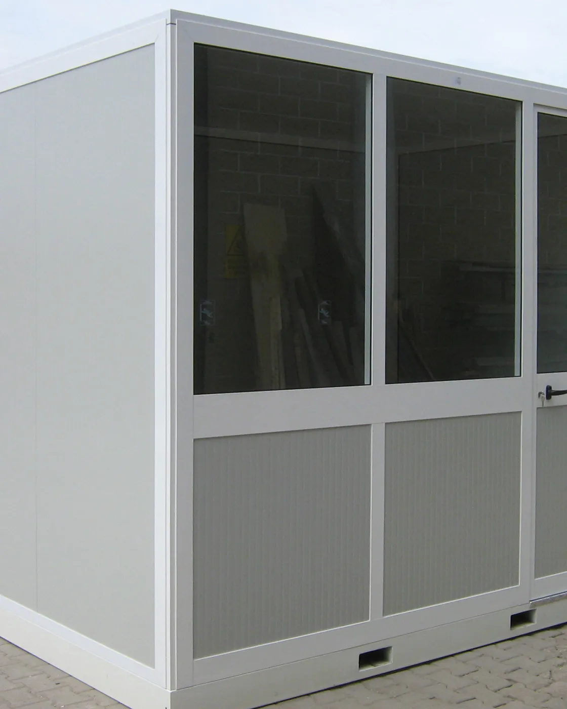 Box prefabbricato con pareti in pannello e finestre, pronto alla consegna